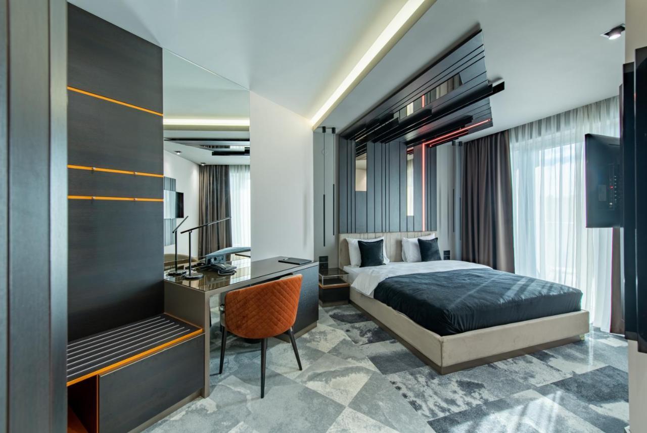 Hotel Zeneva Lux クラグイェヴァツ エクステリア 写真