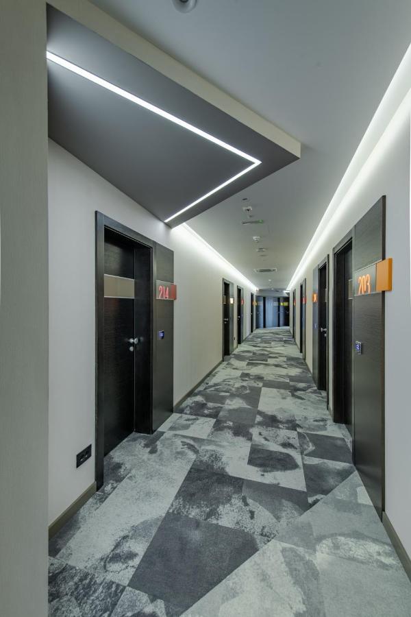 Hotel Zeneva Lux クラグイェヴァツ エクステリア 写真