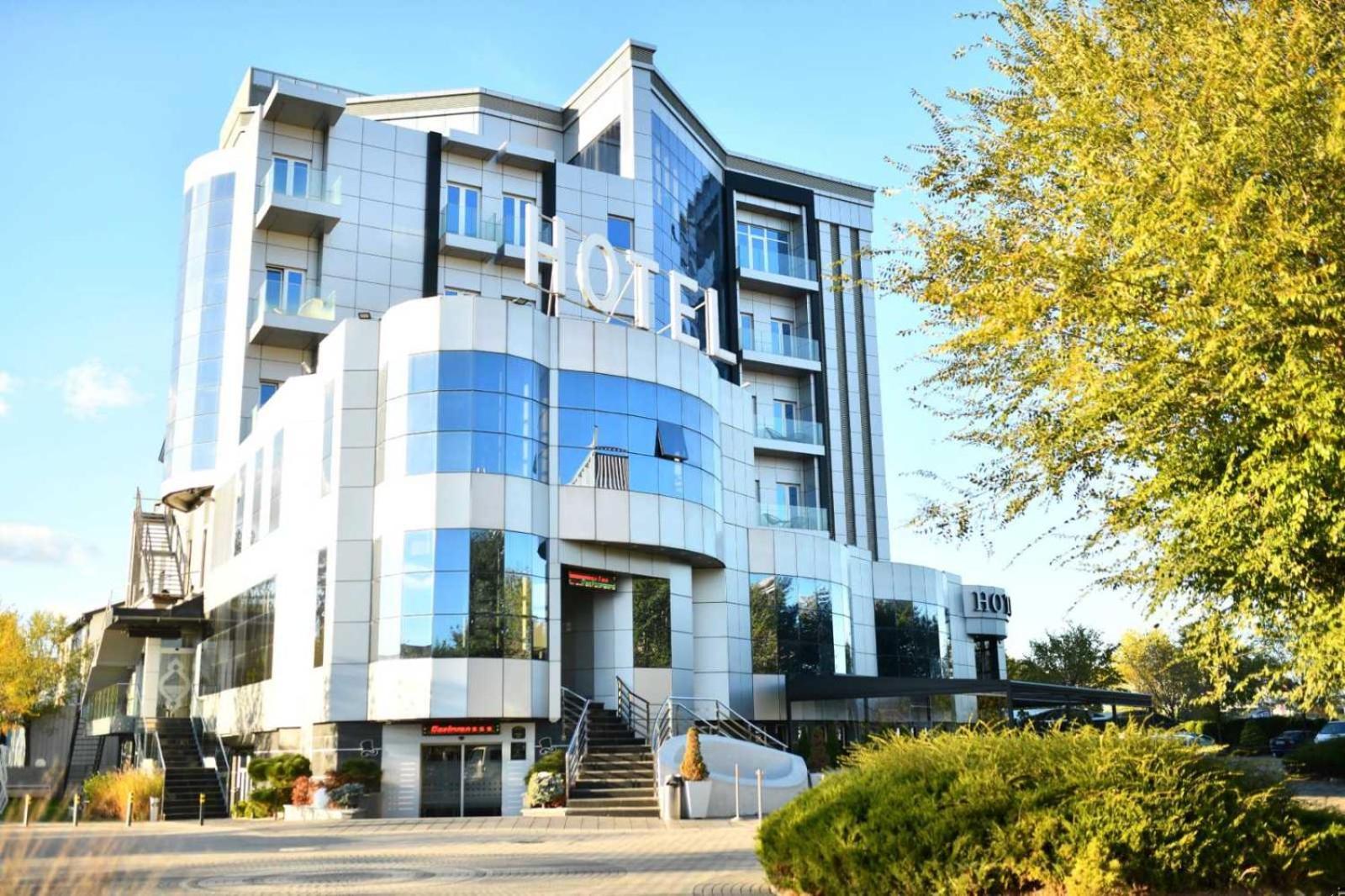 Hotel Zeneva Lux クラグイェヴァツ エクステリア 写真