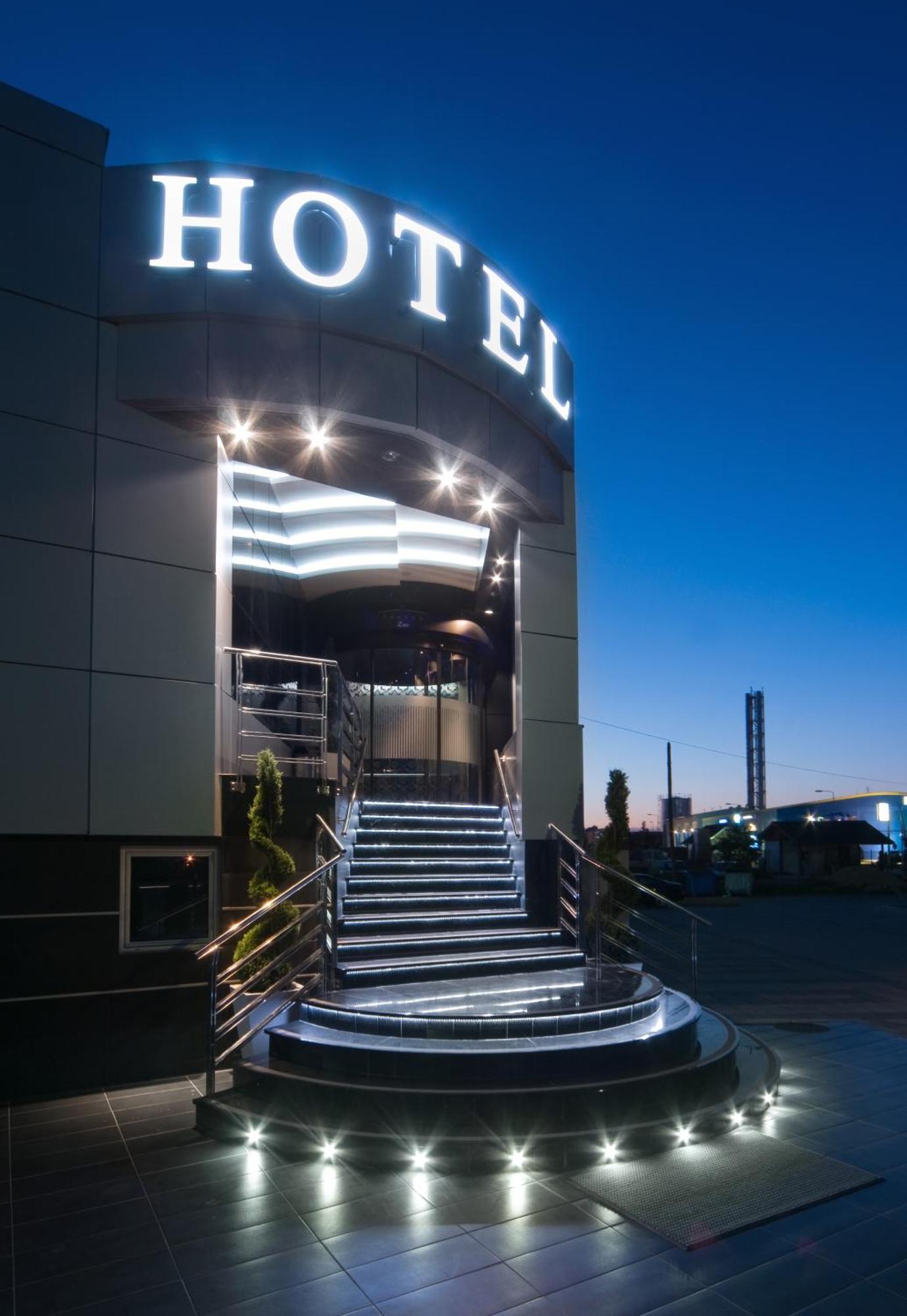 Hotel Zeneva Lux クラグイェヴァツ エクステリア 写真