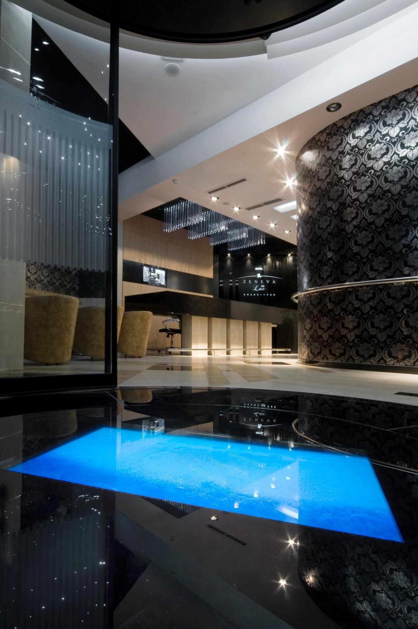 Hotel Zeneva Lux クラグイェヴァツ エクステリア 写真