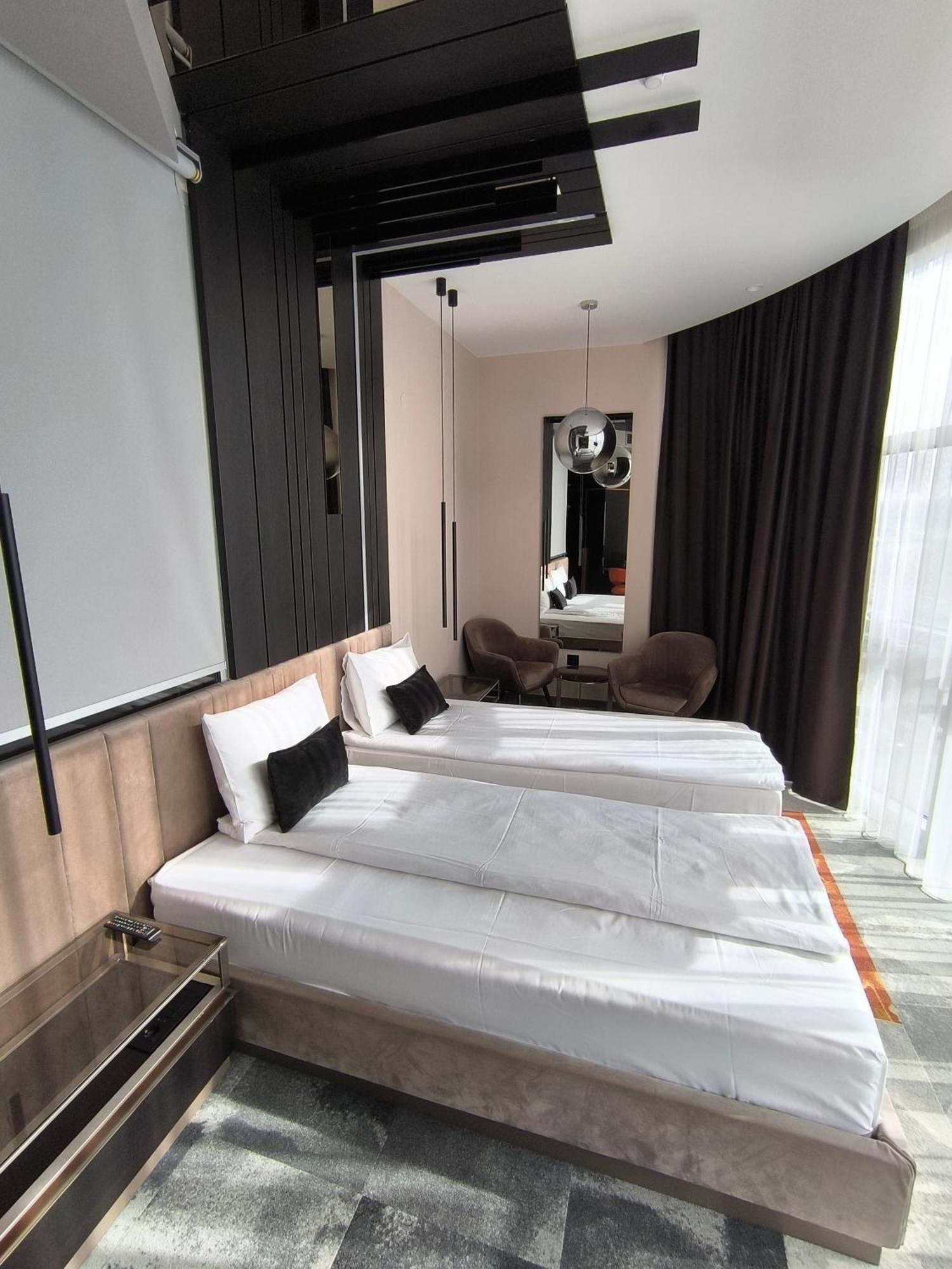 Hotel Zeneva Lux クラグイェヴァツ エクステリア 写真