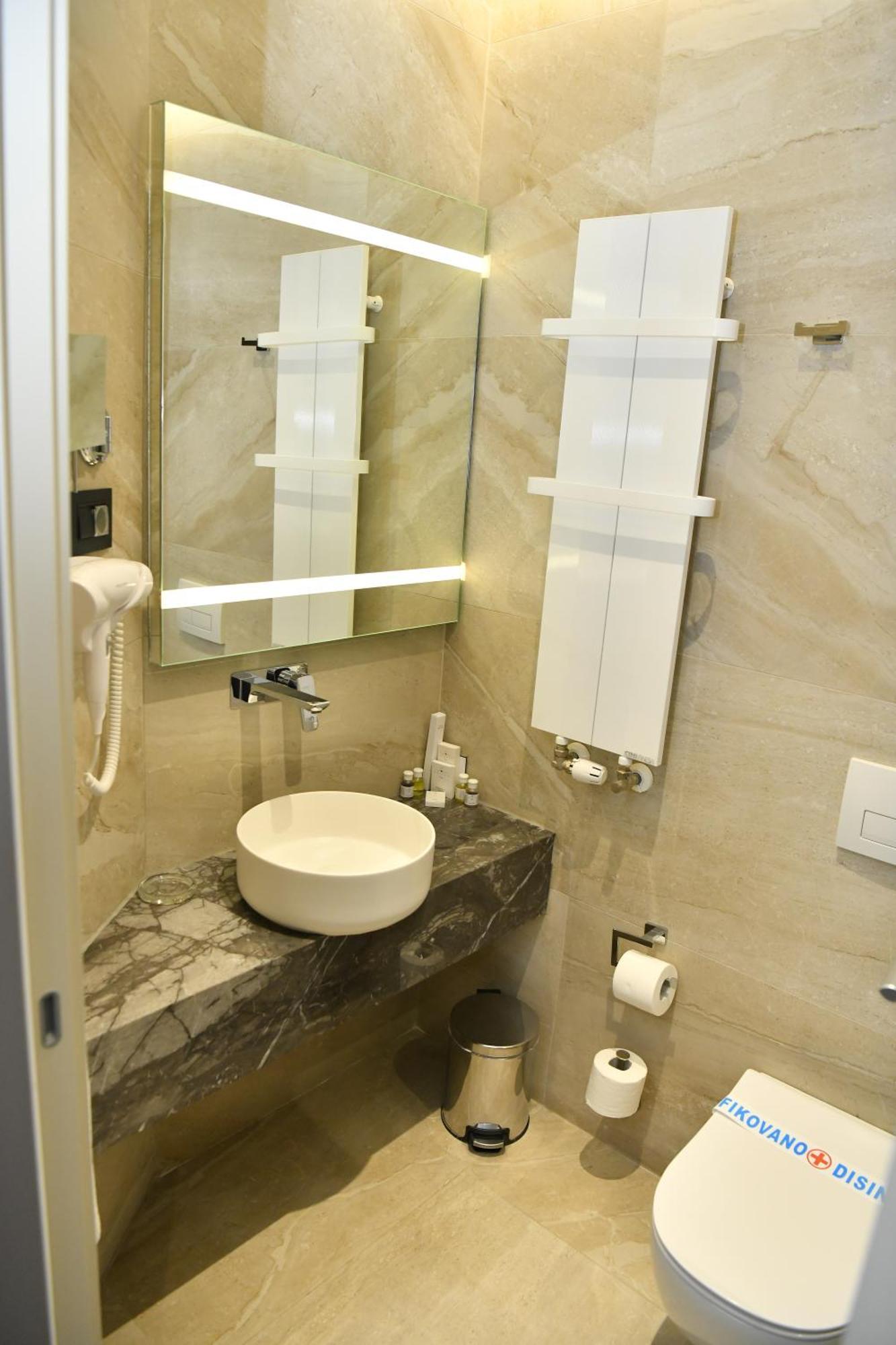 Hotel Zeneva Lux クラグイェヴァツ エクステリア 写真