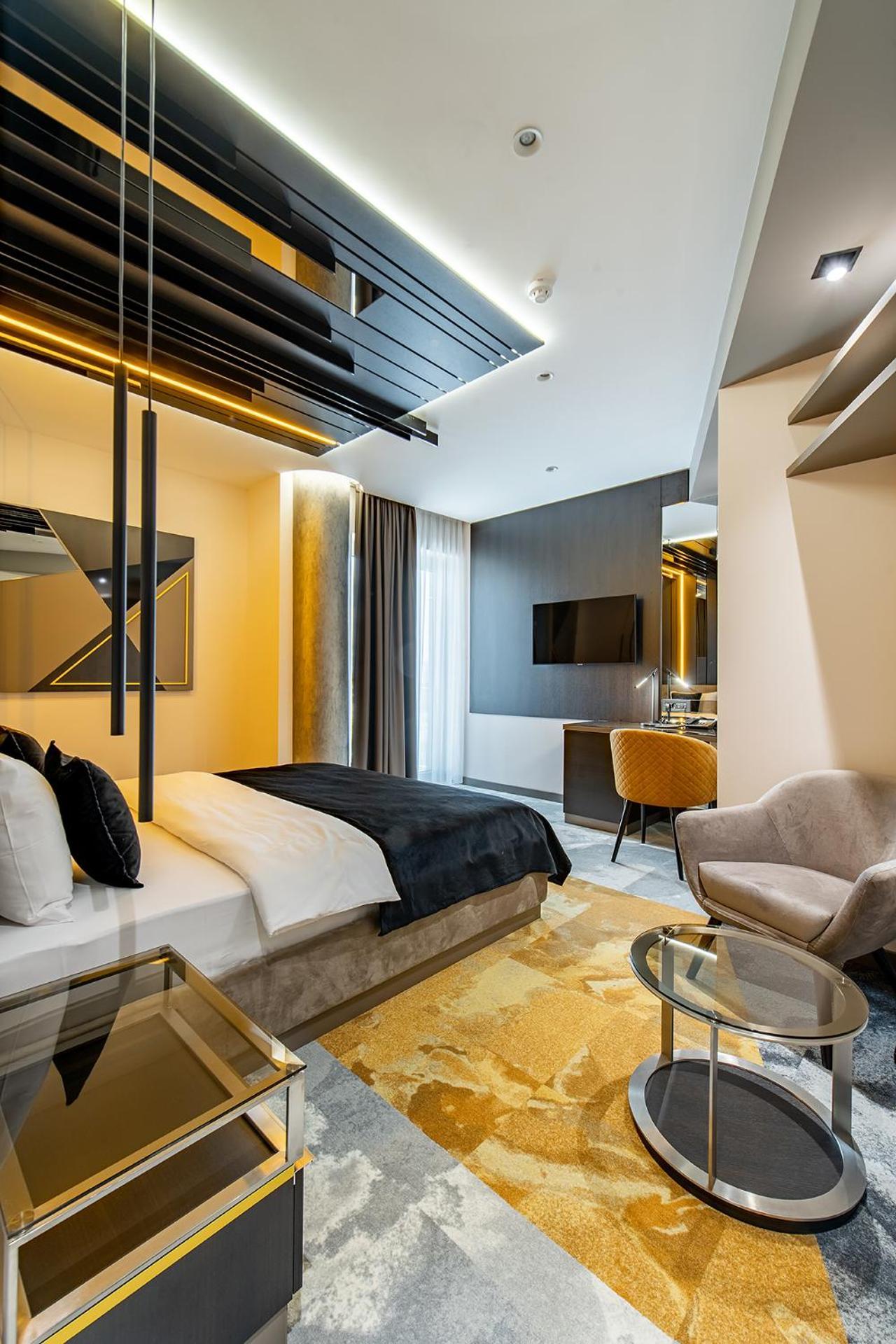Hotel Zeneva Lux クラグイェヴァツ エクステリア 写真