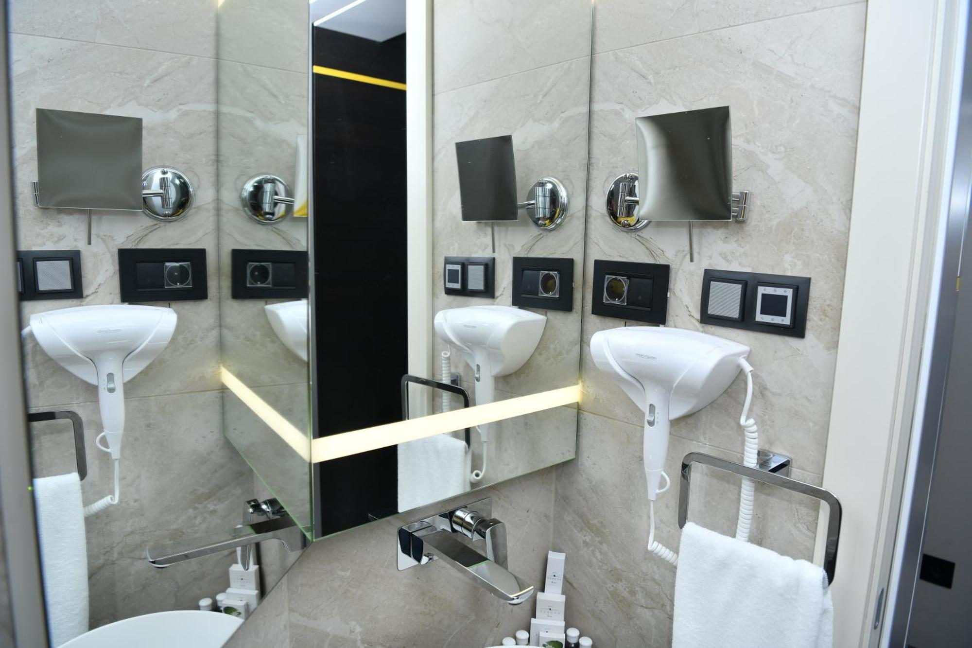 Hotel Zeneva Lux クラグイェヴァツ エクステリア 写真