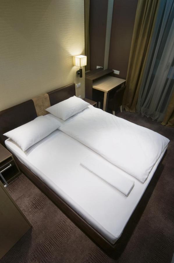 Hotel Zeneva Lux クラグイェヴァツ エクステリア 写真